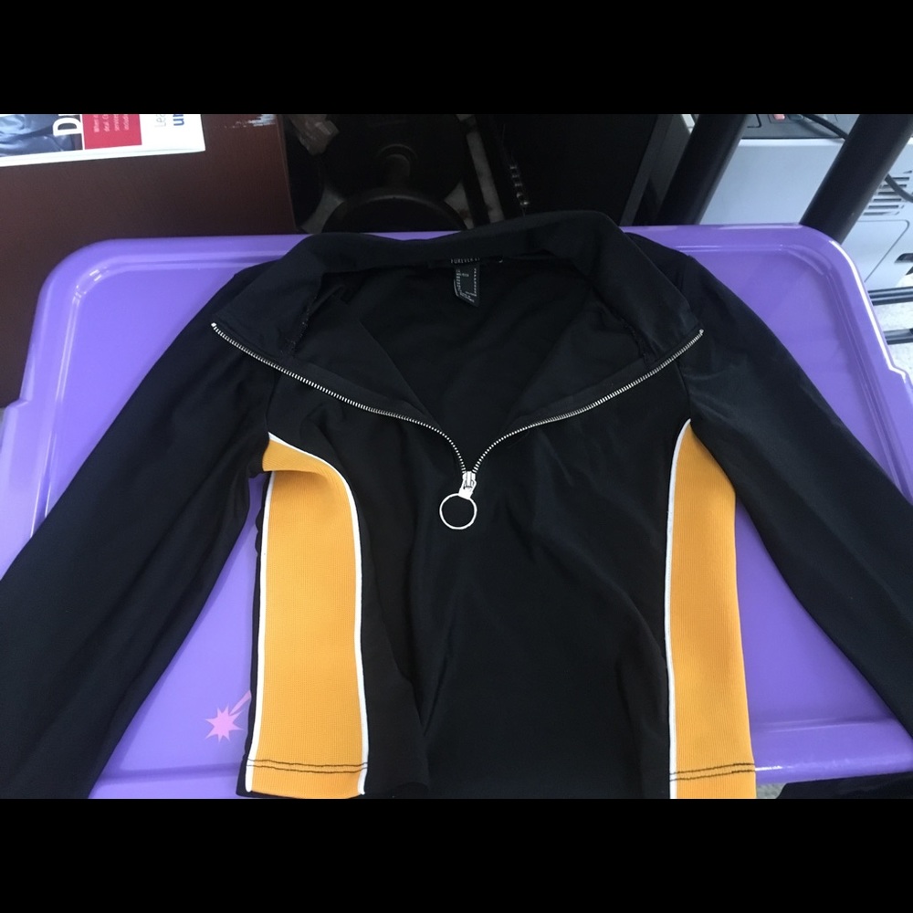 Crop sports tee with turtle neck zipper